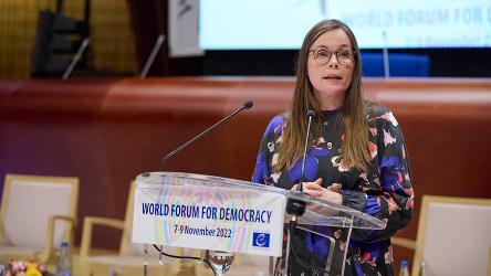 « Les démocraties doivent faire front commun pour protéger les droits et libertés politiques durement acquis », estime Katrín Jakobsdóttir