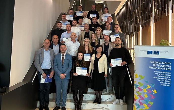 Prison practitioners in Kosovo*  learn from their peers in working with violent extremist prisoners