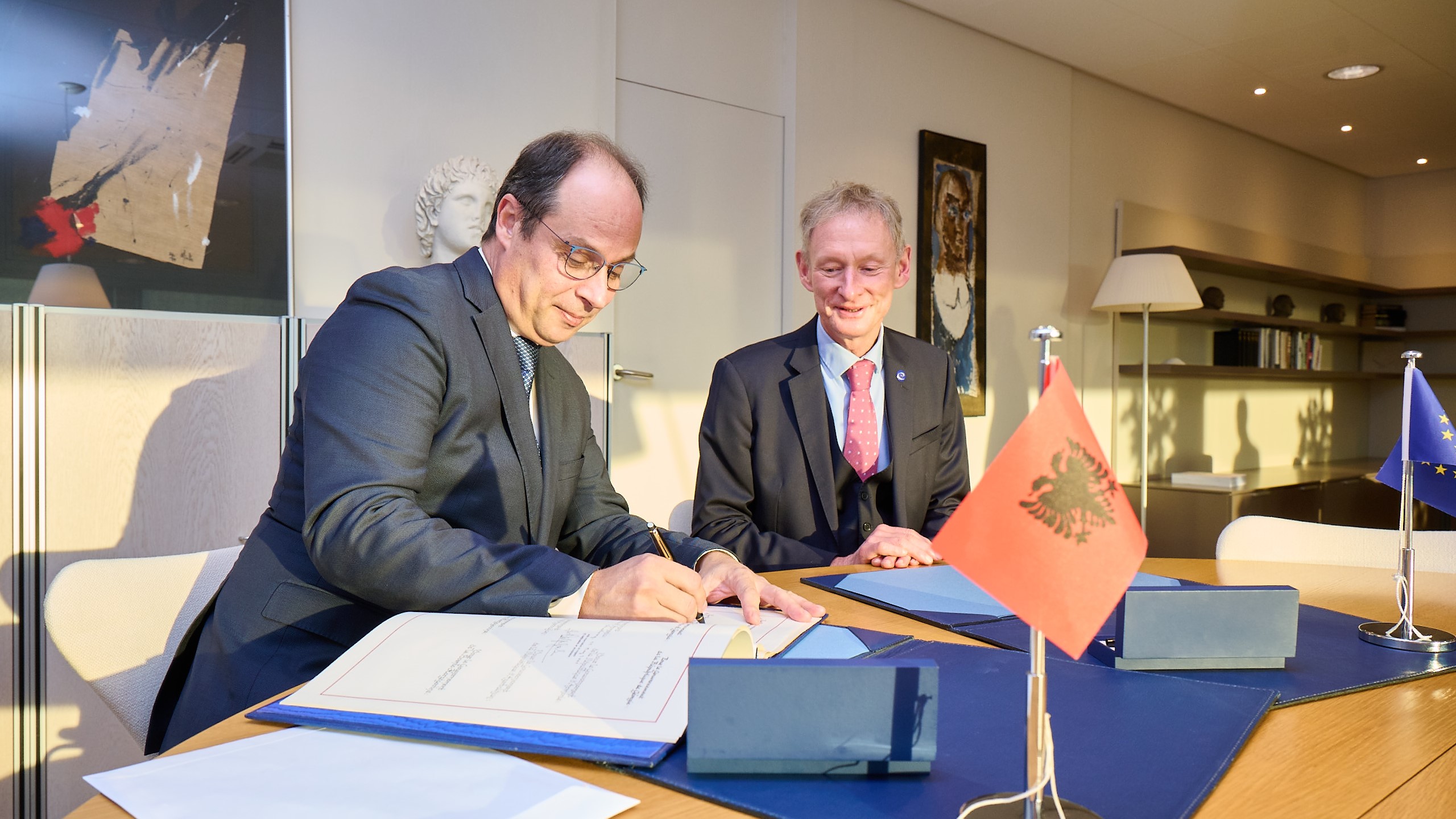 Albania signs European Agreement on the Abolition of Visas for Refugees