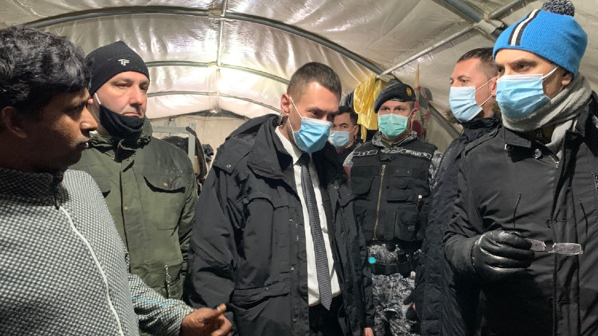 Special Representative Drahoslav Štefánek talking to migrants in the emergency camp Lipa in Bosnia and Herzegovina
