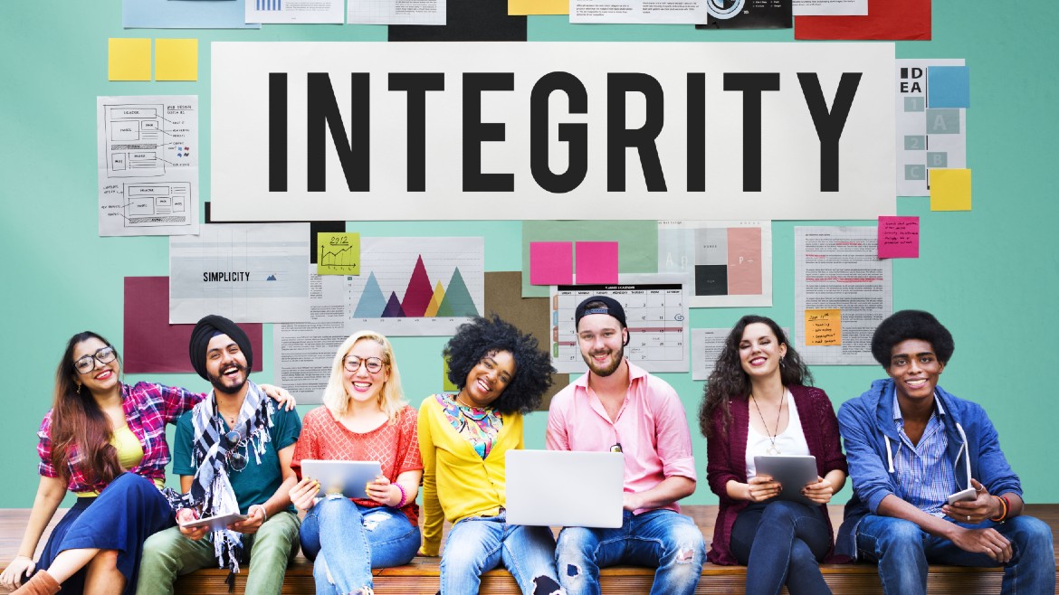 Image de Shutterstock représentant un groupe d'étudiants avec le mot "intégrité" écrit sur une affiche