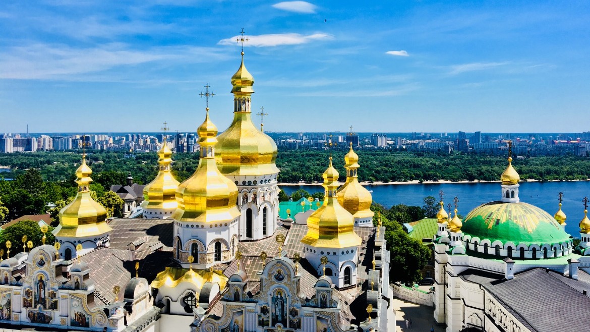 Crédits : Photo de Kyiv par Chaiwat Hanpitakpong sur Unsplash