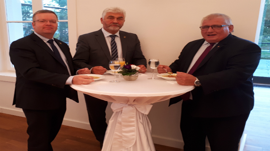 President of the Parliament of Schleswig-Holstein (right) with the Chair (centre) and Secretary General (left) of the German minority in Denmark