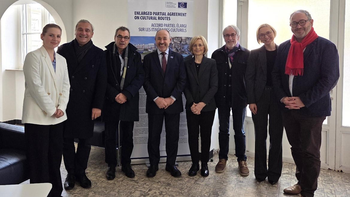 De gauche à droite : Crina Zugrav (Chargée de projet junior, IEIC) ; Florent Gaillard (Directeur du Musée du Papier, Angoulême) ; Gérard Lefèvre (Maire adjoint, chargé de la culture, Angoulême) ; Rui Gomes (Directeur de l'IEIC, secrétaire exécutif de l'APE sur les Itinéraires culturels) ; Maura Nataloni (Maire adjointe, chargée de la culture, déléguée de la ville créative de l'UNESCO) ; Gérard Desaphy (délégué municipal, ville créative et francophonie) ; Adele Berioni (bureau des projets et fonds européens) ; Sylvain Pothier-Leroux (point focal des villes créatives de l'UNESCO, Angoulême)