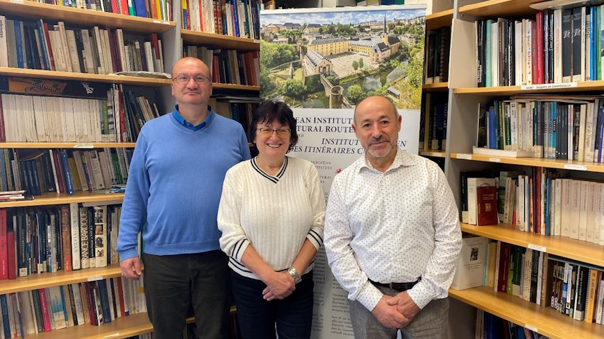 De gauche à droite : Peter Ivanič, Hilda Kramáreková, professeurs à l'Université Constantin le Philosophe, et Rui Gomes, Directeur de l'Institut Européen des Itinéraires Culturels, secrétaire exécutif de l'APE sur les Itinéraires culturels du Conseil de l'Europe.