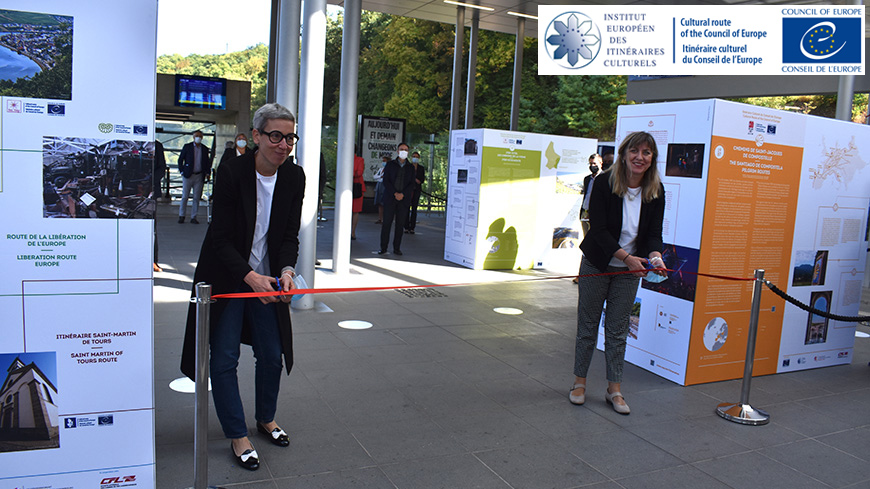 De gauche à droite: Mme Sam TANSON, Ministre de la Culture du Grand-Duché de Luxembourg, et Mme Snežana SAMARDŽIĆ-MARKOVIĆ, Directrice Générale de la Démocratie du Conseil de l'Europe, lors de l'ouverture officielle de l'Exposition.