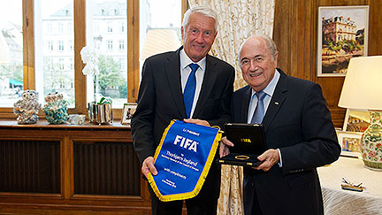 Secretary General gives support to FIFA's "handshake for peace" initiative