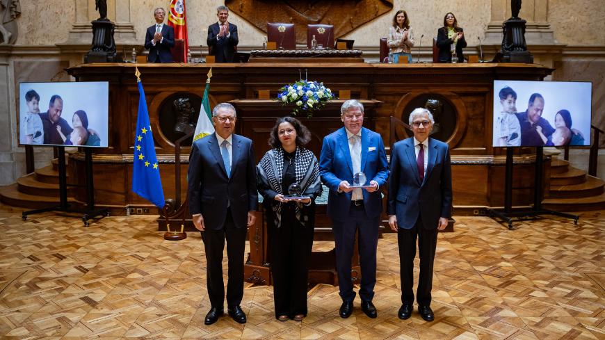 De gauche à droite : Son Excellence le Président de la République portugaise, António José Seguro ; Sarra Grira, rédactrice en chef d’Orient XXI, qui a reçu le Prix au nom du lauréat Rami Abou Jamous ; le lauréat Bragi Guðbrandsson ; Son Excellence le Président de l’Assembleia da República, José Pedro Aguiar-Branco ; et Rami Abou Jamous apparaissant à l’écran avec sa famille.