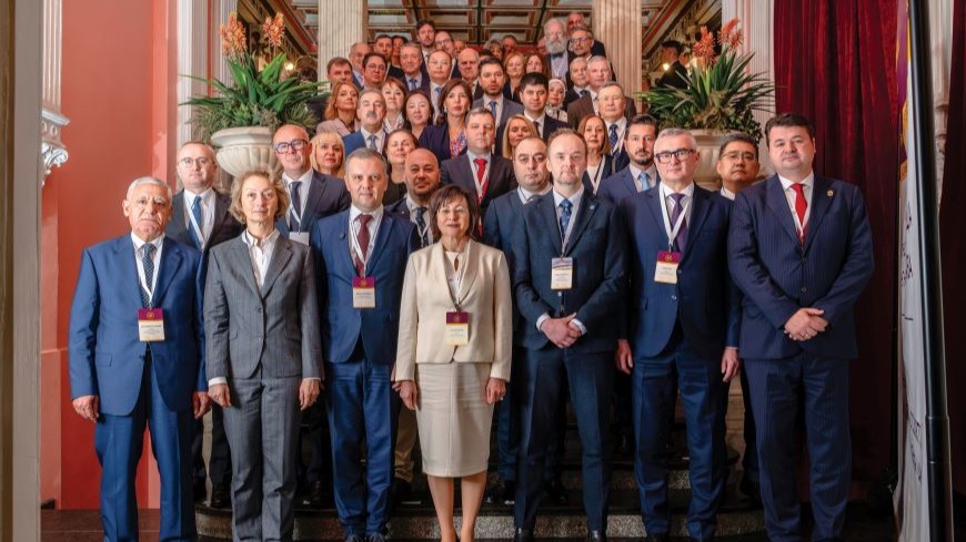 La Cour constitutionnelle de Bulgarie a organisé une conférence internationale de haut niveau intitulée « Le rôle des cours constitutionnelles dans la garantie de l’État de droit » à l’occasion de son 35e anniversaire, qui s’est tenue du 14 au 16 octobre 2026 à Sofia en Bulgarie