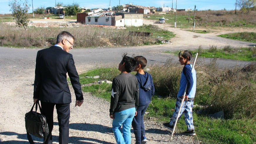 Portugal : progrès significatifs mais préoccupations face aux allégations de violences racistes de la part de la police et au taux d’abandon scolaire des Roms