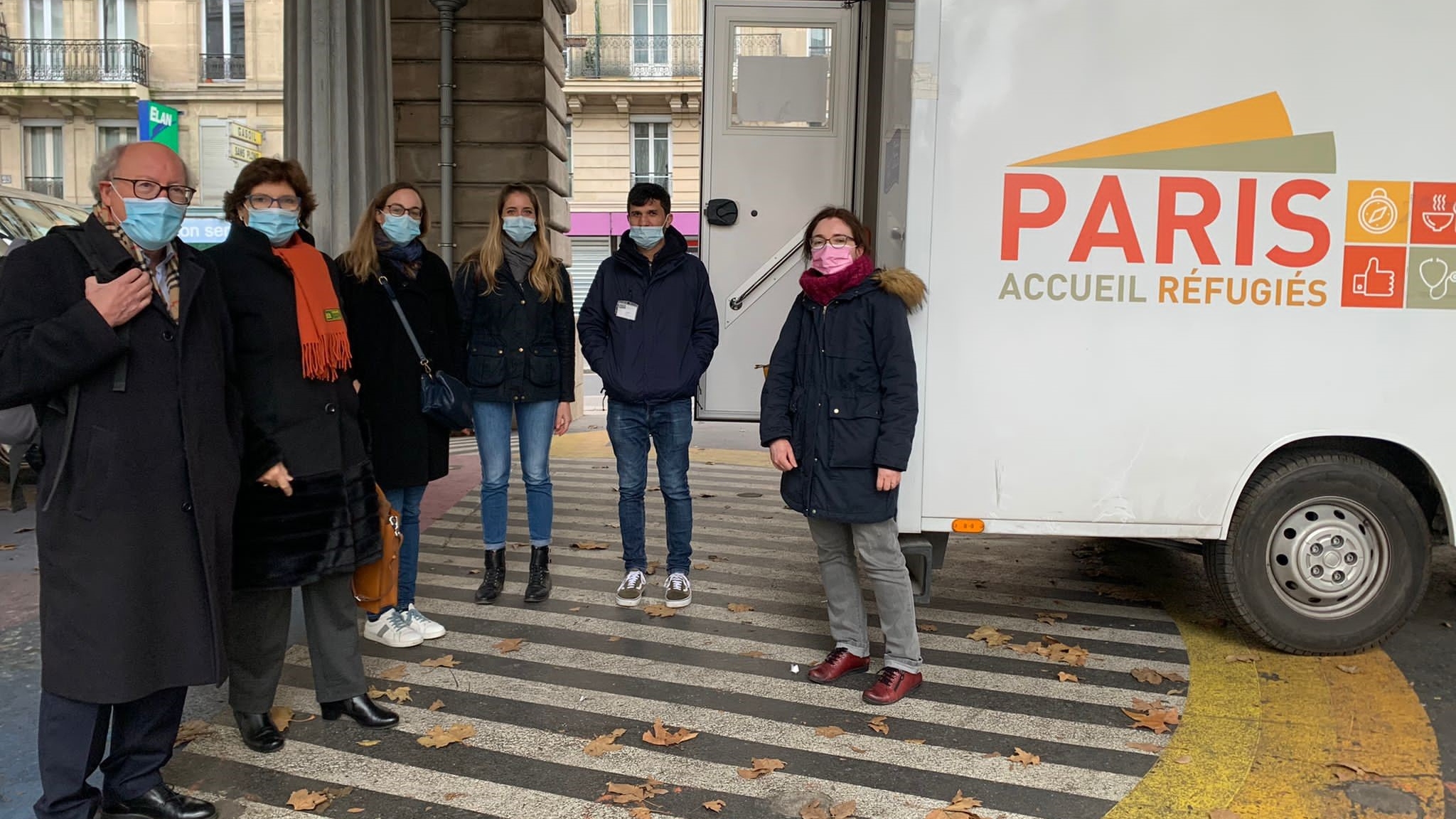 Paris – La délégation de l’ECRI visitant un bureau mobile d’aide aux migrants