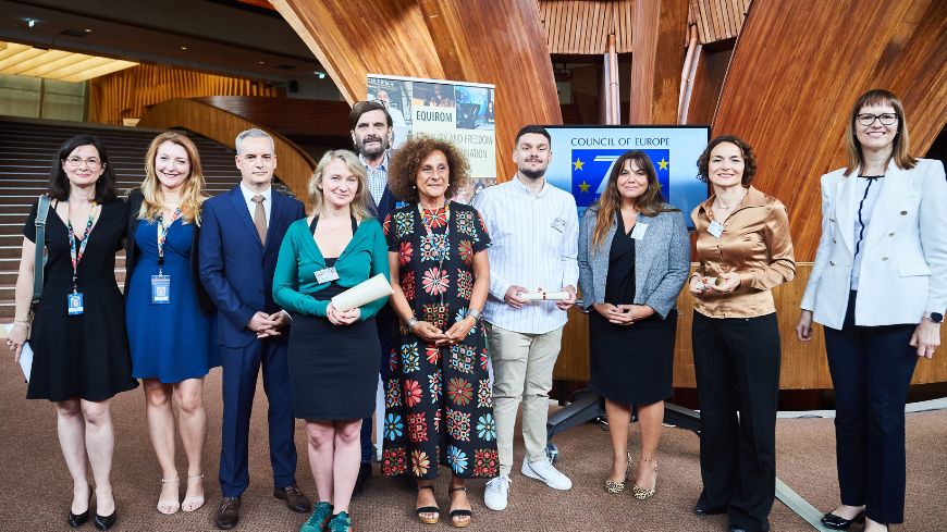 Le prix d’excellence du journalisme récompense les professionnel∙es des médias pour leur éthique en ce qui concerne la lutte contre le racisme et l’antitsiganisme
