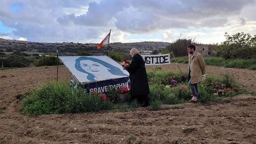 La commissaire et Matthew Caruana Galizia déposant des fleurs sur le site où Daphne Caruana Galizia a été tuée à Bidnija, Malte. Crédit Ricardo Gutiérrez