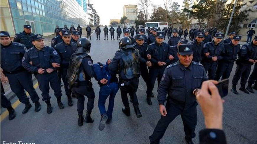 La police arrête un manifestant et l'éloigne des lieux de la manifestation du 16 février 2020 devant la commission électorale centrale. Photo: Turan.