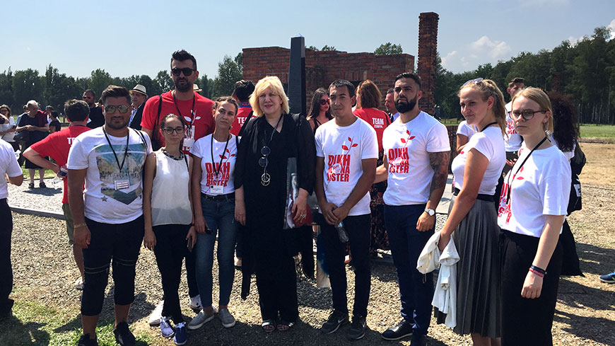Commissioner Mijatović with a group of young Roma activists from Bosnia and Herzegovina in Birkenau, 2 August 2018