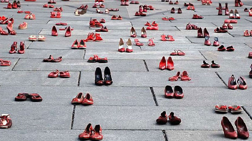 Красные туфли стали символом 25 ноября, Международного дня борьбы за ликвидацию насилия в отношении женщин