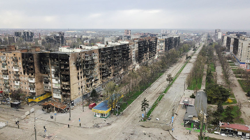 Une vue aérienne montre des bâtiments résidentiels endommagés dans la cité portuaire sud de Marioupol, Ukraine le 18 avril 2022. REUTERS/Pavel Klimov