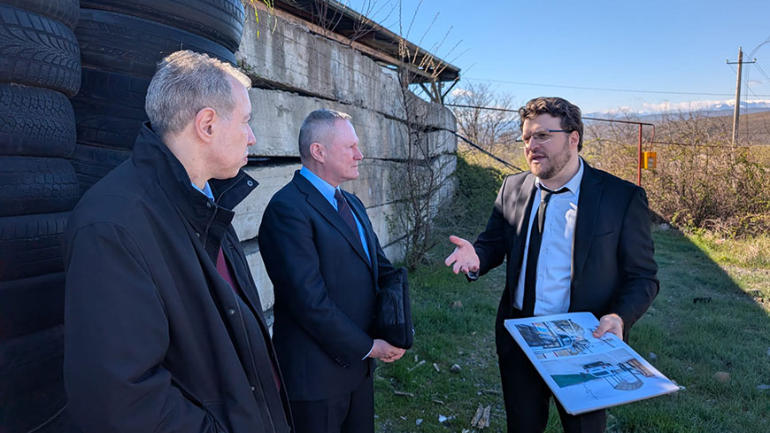 Le Commissaire O'Flaherty assiste à un briefing donné par des responsables géorgiens près de la ligne d'occupation, dans le village d'Odzisi, en Géorgie.