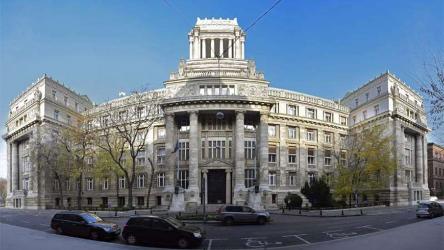 Комиссар призывает парламент Венгрии изменить законопроект, затрагивающий независимость судебной власти