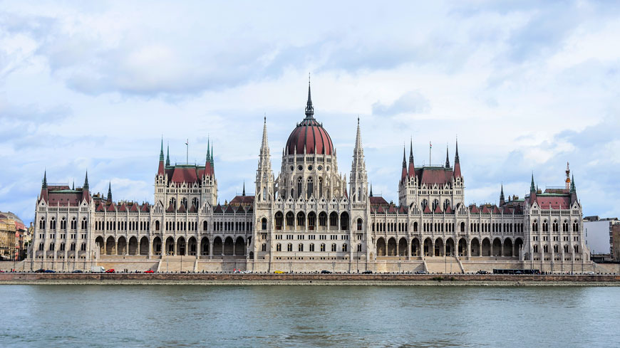 Bâtiment du Parlement hongrois à Budapest, Hongrie. ©Tanya Rozhnovskaya/Shutterstock.com;