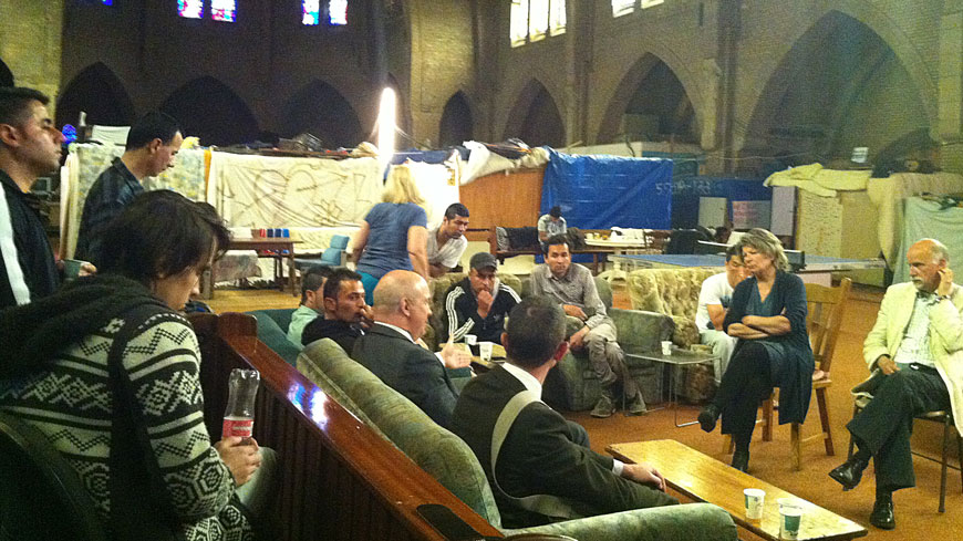Le commissaire Muižnieks visite des demandeurs d'asile déboutés qui campent dans une église vide à La Haye en 2014