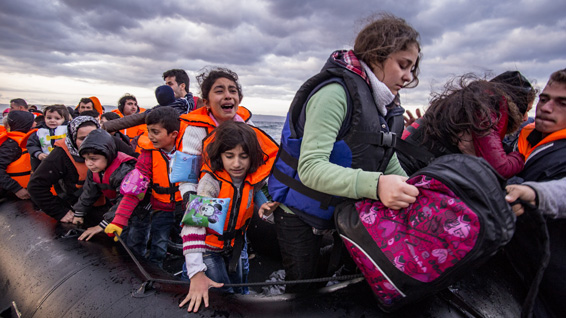 Сирийские мигранты/ беженцы прибывают в окрестности Молисвос, Лесбос (Греция) из Турции на перегруженной спасательной шлюпке © Николас Економоу