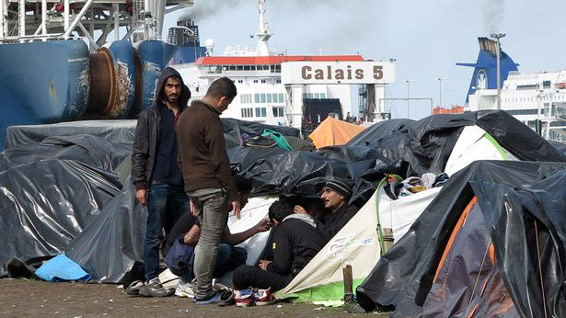 Camp de réfugiés à la périphérie de Calais