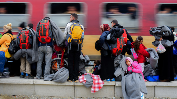 A Gevgelija, des réfugiés et des migrants attendent le prochain train en direction du nord