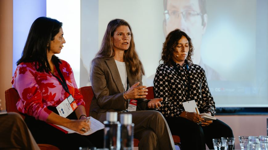 Ana Carla Pereira (left to right), Susanna Lindroos-Hovinheimo, Laura Lazaro Cabrera and Sebastian Hallensleben (behind, on screen) discuss how to address discrimination in AI at a time of a rapidly evolving regulatory landscape in Europe. Photo: Laëtitia Huegaerts