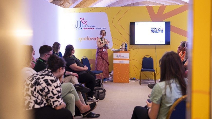 Olena Glazkova and the participants of the workshop