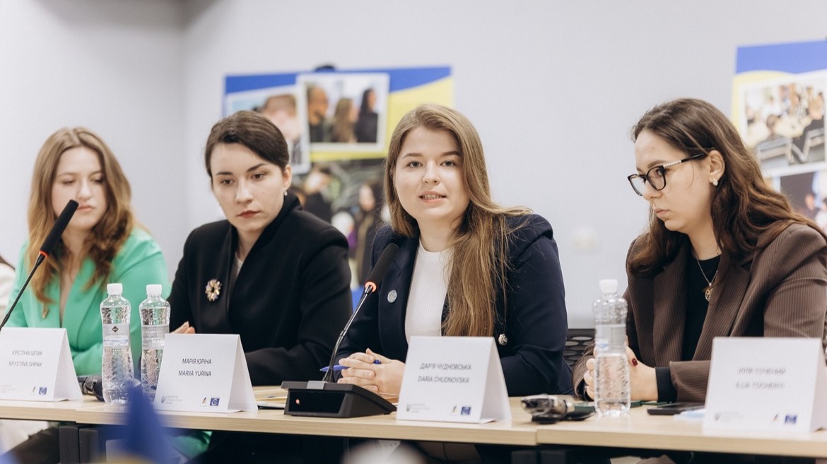 Учасники та учасниці круглого столу «Молодь. Україна. Європа. Впровадження молодіжної перспективи в Україні» 4 червня 2026 року, м. Вінниця