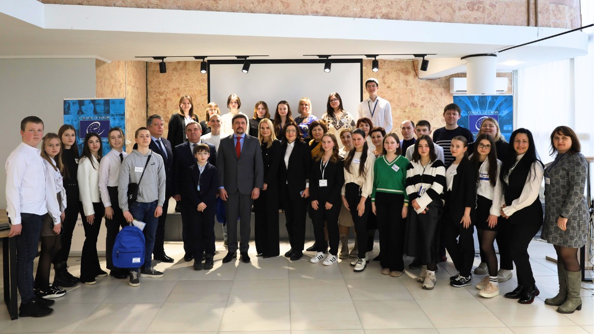 Голова Офісу Ради Європи в Україні відвідав Звягель: робоча зустріч у міськраді та тренінг зі шкільного громадського бюджету для учнів та учениць