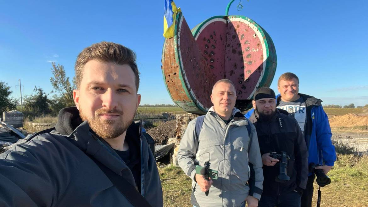Journalists from the Kherson region while working in the liberated villages, October 12, 2022. The village of Osokorivka, Berislav district, Kherson region. Ivan Antipenko (