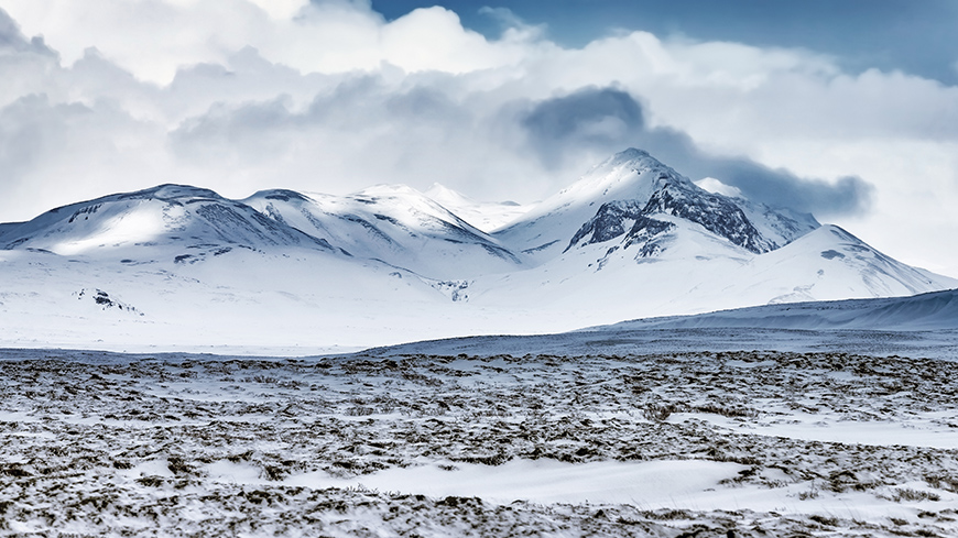 © Anna Om, Paysage des montagnes d'hiver, belle vue sur les montagnes recouvertes de neige, froid glacé, la beauté de la nature islandaise, Shutterstock