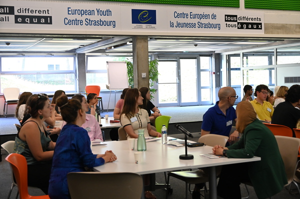 First review - Report published! Implementation of Recommendation on supporting young refugees in transition to adulthood