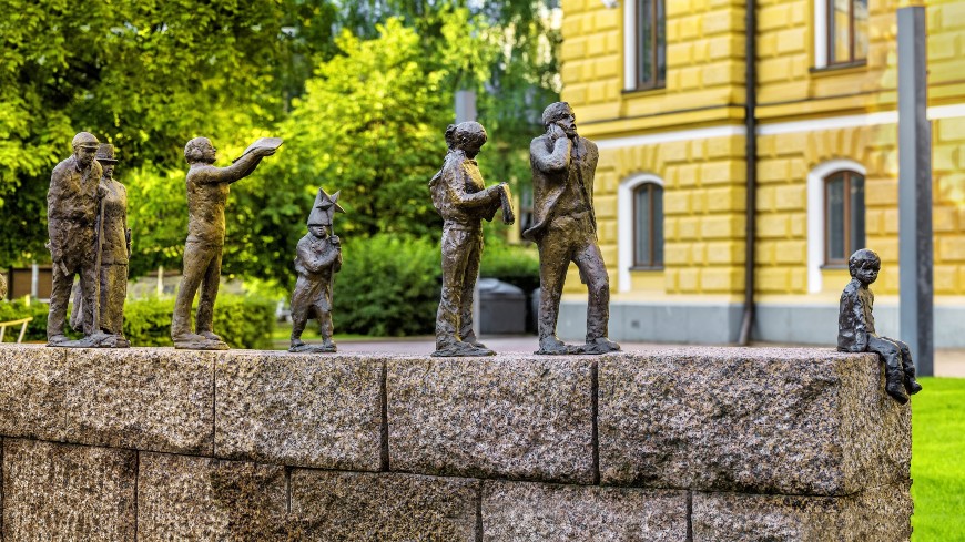 Sanna Koivisto's bronze sculpture “Passage of Time” depicting people from different centuries who have contributed to the success of Oulu.