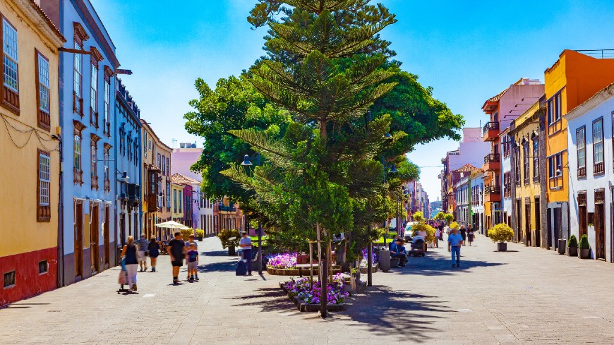 Scène de rue avec des maisons aux couleurs vives dans la ville de La Laguna, Tenerife