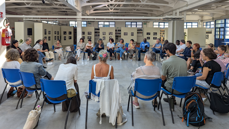 A roundtable meeting held at the Centrum Sete Sóis Sete Luas in Pontedera, Italy, September 2025. A group of local professionals and activists take part in a thematic roundtable discussion.
