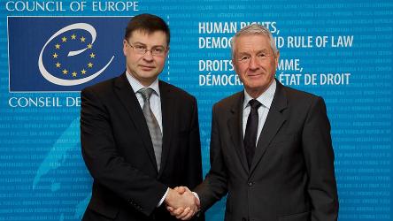 Le Secrétaire Général et le Vice-Président de la Commission européenne Dombrovskis s’entretiennent de l’Europe sociale