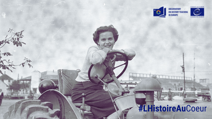 Une jeune fille sur un tracteur lors de l'Exposition nationale et de la Foire agricole (Hongrie, 1956) Attribution-ShareAlike 4.0 International (CC BY-SA 4.0)