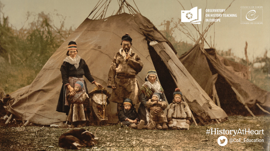 Une famille Sami en Norvège aux alentours de 1900. Bibliothèque du Congrès des États-Unis sous le numéro d’identification ppmsc.06257