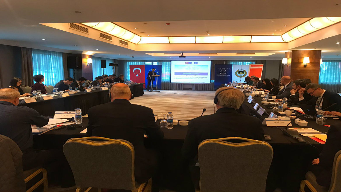 Avrupa Konseyi - Avrupa Birliği Ortak Projesi kapsamında düzenlenen 1. Çalışma Grubu Toplantısının odak noktası Türkiye’deki Baroların İnsan Hakları Merkezlerine yönelik Eylem Planı geliştirilmesi olmuştur.
