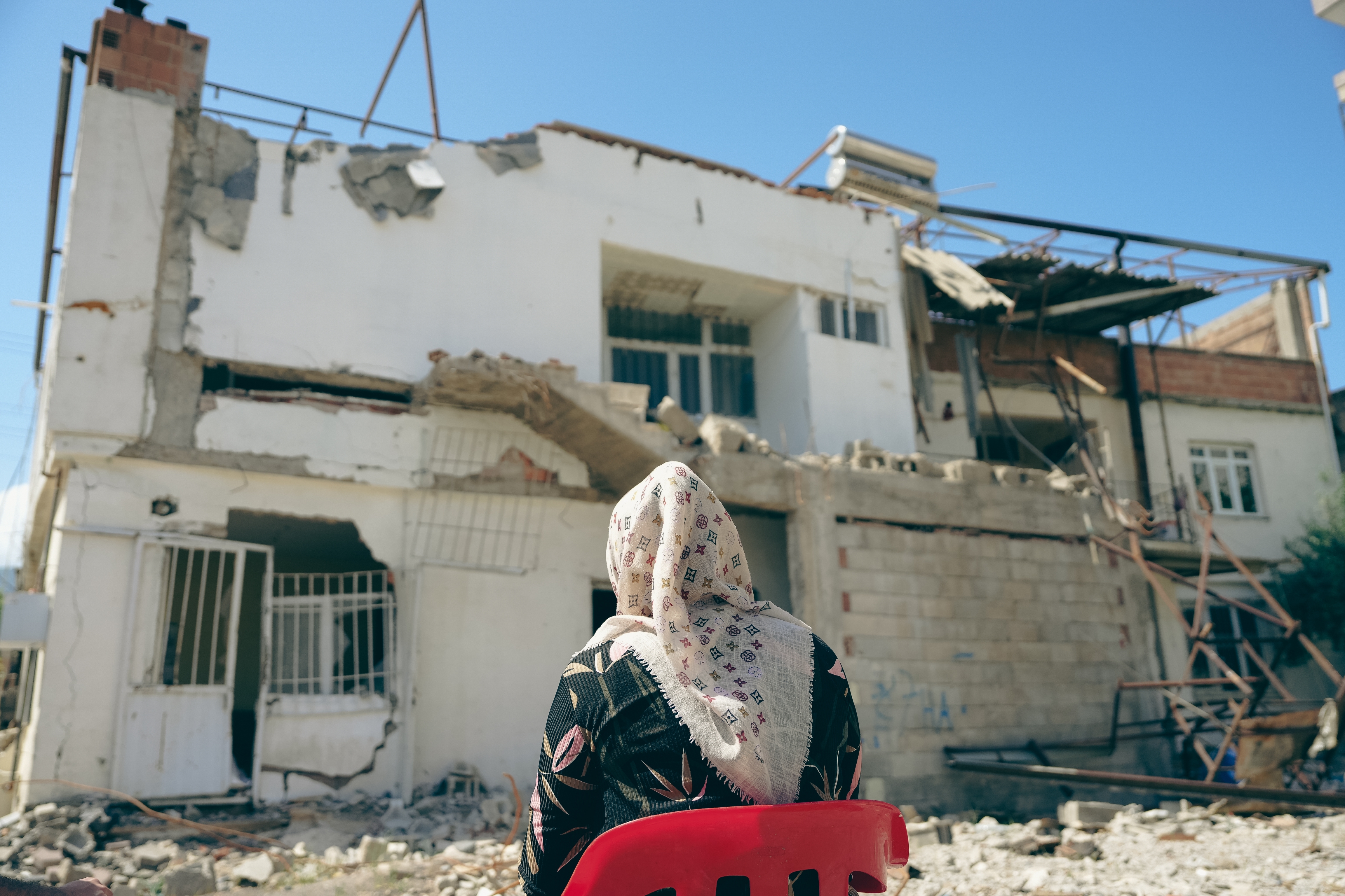 Umudu ve Adaleti Yeniden Tesis Etmek: Türkiye'deki Depremlerin Ardından Bir Avukatın Kadın Hakları Mücadelesi