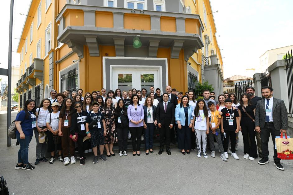 Temel Eğitimde Demokrasi Kültürünün Güçlendirilmesi Projesi Kapsamında pilot okullarda öğrenim gören öğrenciler için Arnavutluk’a çalışma ziyareti düzenlendi