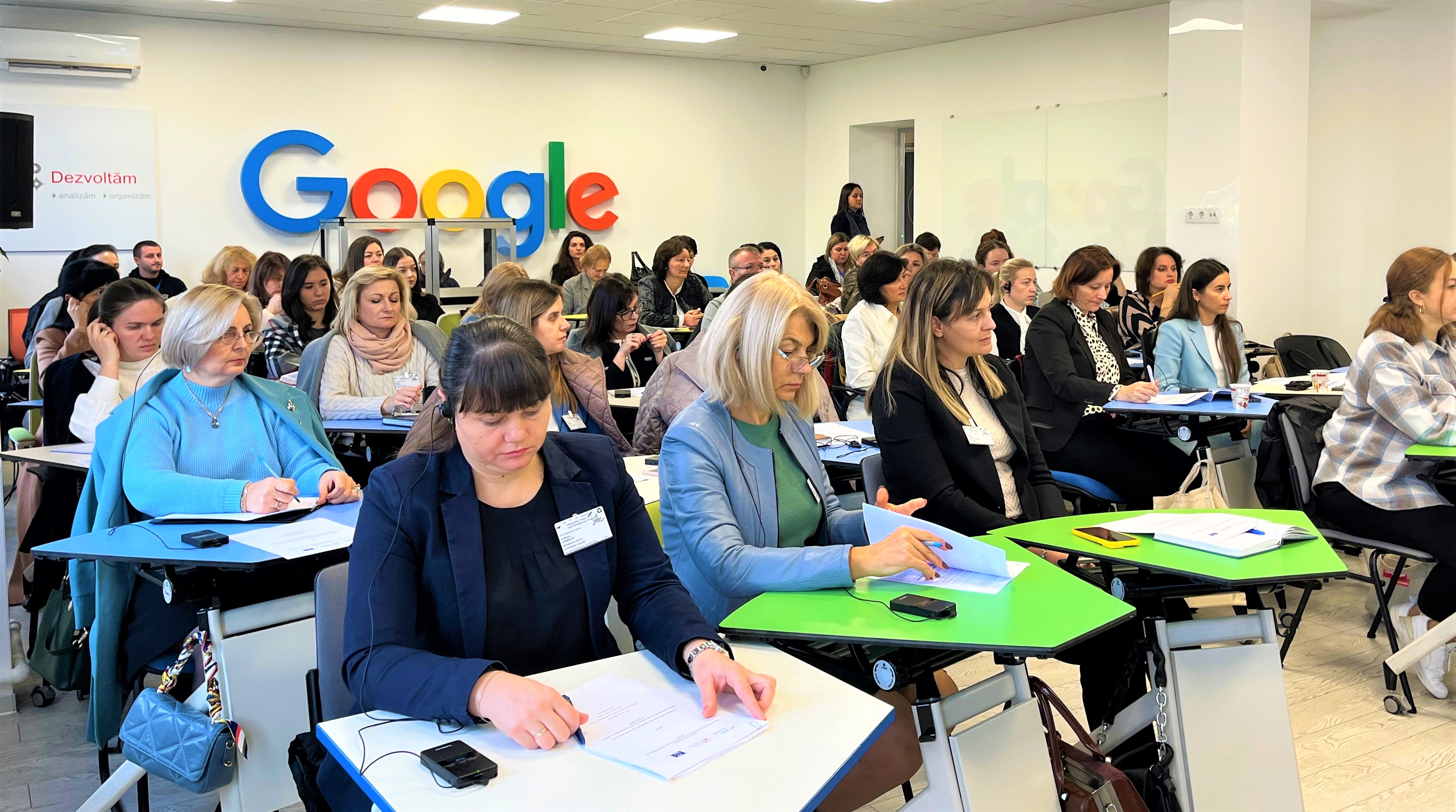 O formare pentru formatori: Profesori, psihologi și asistenți sociali învață să protejeze copiii de riscurile online