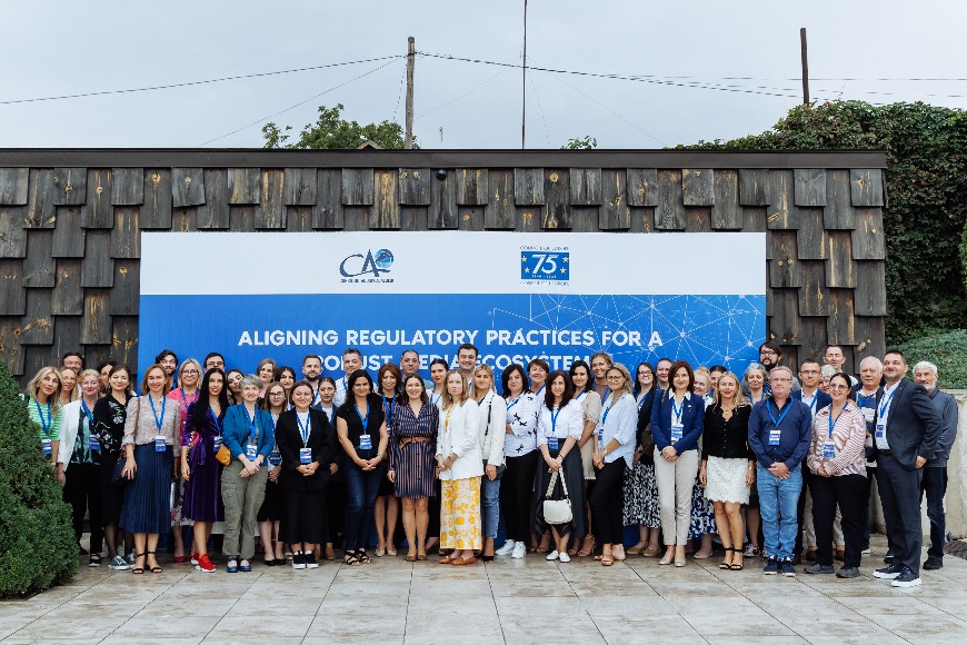 Participanții la Atelierul regional de sprijin reciproc privind Alinierea practicilor de reglementare pentru un ecosistem media robust, o fotografie de grup
