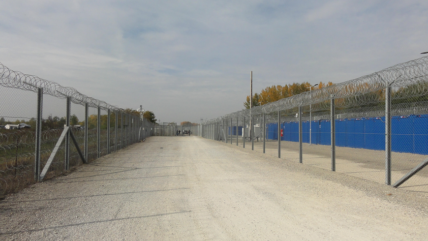 Le Comité anti-torture rend visite à des zones de transit en Hongrie à la frontière avec la Serbie