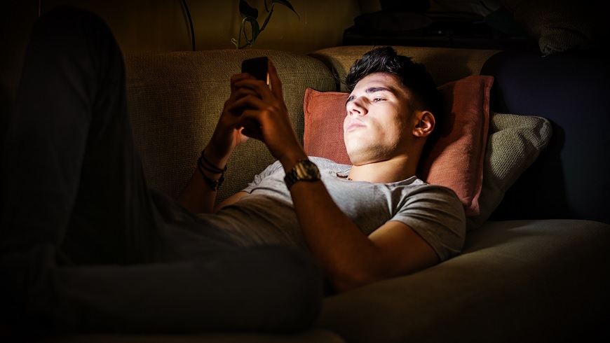 « Sexting » : les enfants qui génèrent, reçoivent ou partagent des images sexuelles les mettant en scène ne produisent ni ne détiennent de matériel relevant de la « pornographie enfantine »