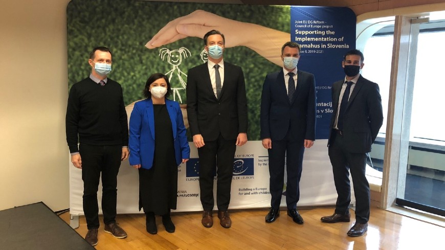 De gauche à droite : M. Andrej del Fabro, chef de projet pour Barnahus au ministère de la Justice, Mme Zaruhi Gasparyan, chargée de projet principale au Conseil de l'Europe, M. Zlatko Ratej, secrétaire d'État au ministère de la Justice, M. Marjan Dikaučič, ministre de la justice, M. Sébastien Rénaud, chef adjoint de la DG Réforme à la Commission européenne