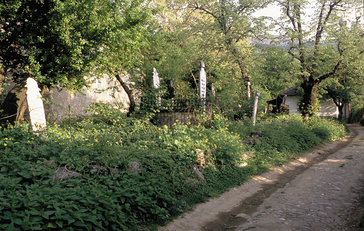 Teke Sinane - "tekke" (convent) and cemetery